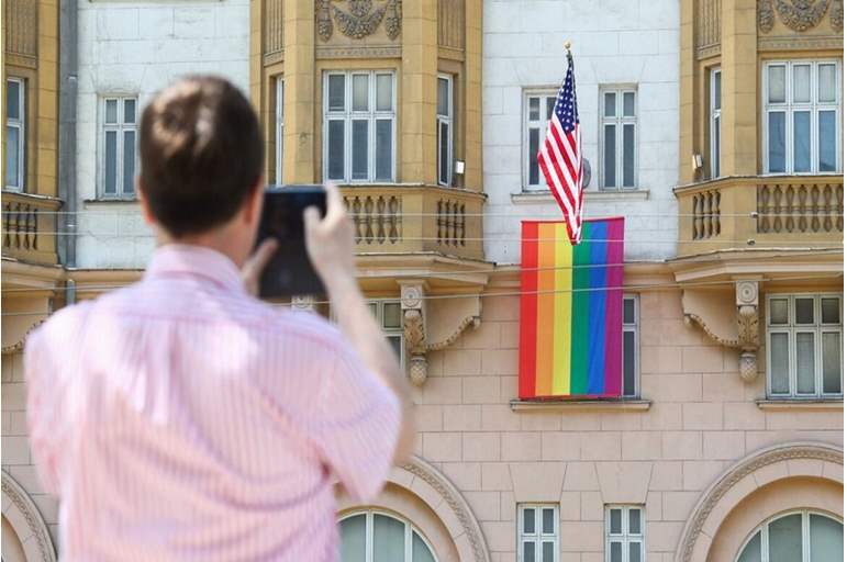 رد ساخر من "بوتين" على رفع علم المثليين أعلى مبنى السفارة الأمريكية 13