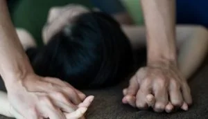 سعودية تتهم شقيقها باغتصابها 6 سنوات بعلم أهلها تشعل مواقع التواصل (فيديو)