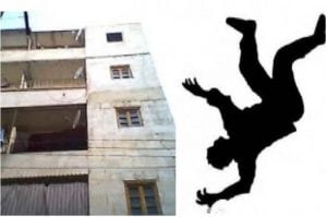 العشيق يقفز من الطابق السابع بعد أن ضبطه جاره يمارس الرزيلة مع زوجته