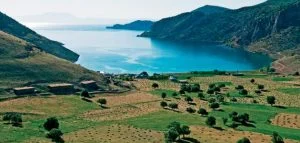 تلوث غريب يصيب بحيرة في ولاية وان التركية (شاهد)