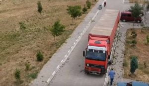تركي يتخلى عن شاحنته مؤقتا بسبب يمامة (صورة)