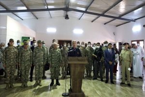شاهد.. وزير الدفاع التركي يزور مقر الجنود الأتراك في ليبيا