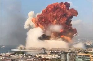 بالفيديو.. نشوب حريق ضخم داخل مرفأ بيروت