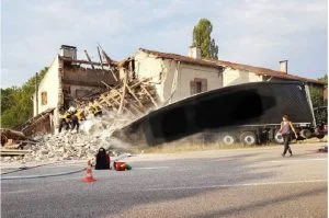 صور.. تسعينية تنجو من الموت بأعجوبة بعد اقتحام شاحنة منزلها