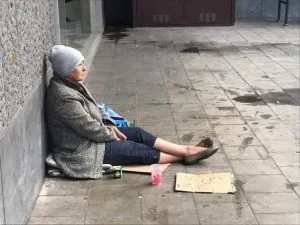 من أصول عربية .. برلمانية تتحول إلى متسولة في شوارع بلجيكا! (صور)