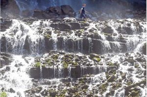 رجل يلقي زوجته في النهر