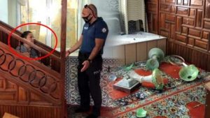 فتاة تركية تخرب مقتنيات مسجد في بورصة وتحطم زجاجه.. تفاصيل