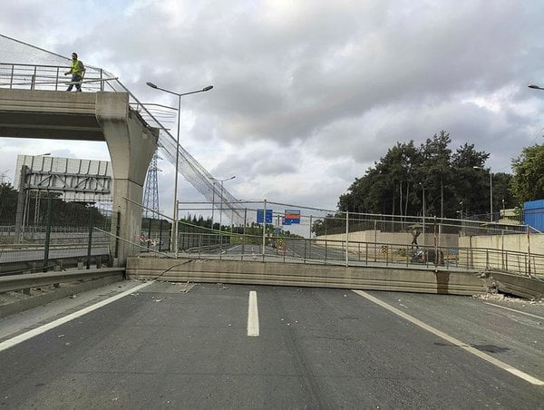 كاد ان يتسبب بكارثة.. انهيار كبير في الشق الاوروبي من اسطنبول (شاهد) 19