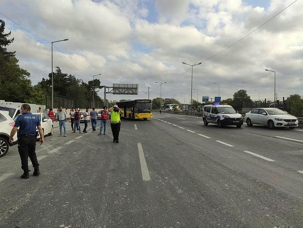 كاد ان يتسبب بكارثة.. انهيار كبير في الشق الاوروبي من اسطنبول (شاهد) 15