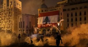 اندلاع حريق قرب مبنى البرلمان اللبناني وسط اشتباكات مع محتجين