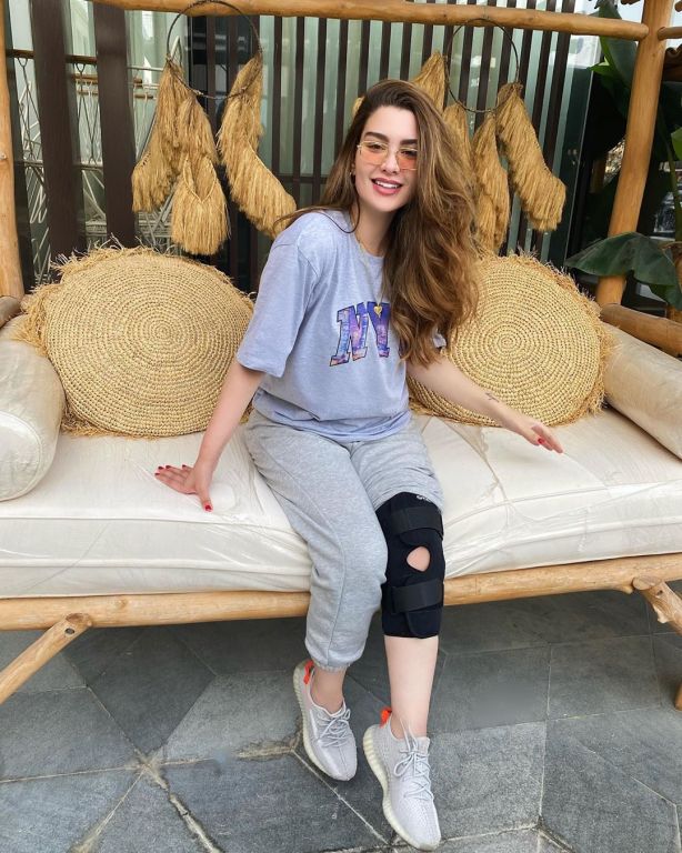 روان بن حسين في أول ظهور لها بساقها المكسورة 2 روان بن حسين في أول ظهور لها بساقها المكسورة 1