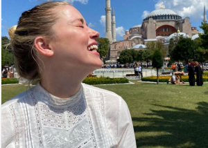 “غطت رأسها ونسيت صدرها”.. “شاهد” ماذا فعلت هذه الممثلة الامريكية الشهيرة داخل مسجد في تركيا!