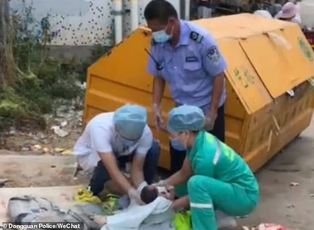 شاهد.. أب يلقي ابنته الرضيعة في سلة المهملات! 2 شاهد.. أب يلقي ابنته الرضيعة في سلة المهملات! 1