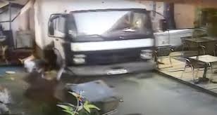 امرأة متهورة تحطم مطعما بشاحنتها (فيديو) 1