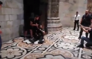 مصري يحتجز حارس كنيسة كرهينة بإيطاليا (فيديو)