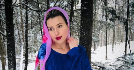 فنانة أمريكية ترتل "سورة القمر" بطريقة مدهشة (فيديو) 1