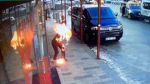 تركي يحرق شقيقه وسط شارع تقسيم