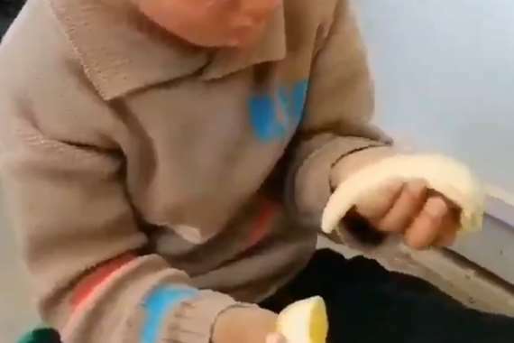 أبكى تويتر..طفل إيراني لم ير الفاكهة "أكل الموز بهذه الطريقة" 1