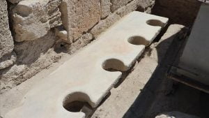 تركيا تكشف عن مرحاض عمره 2000 عام