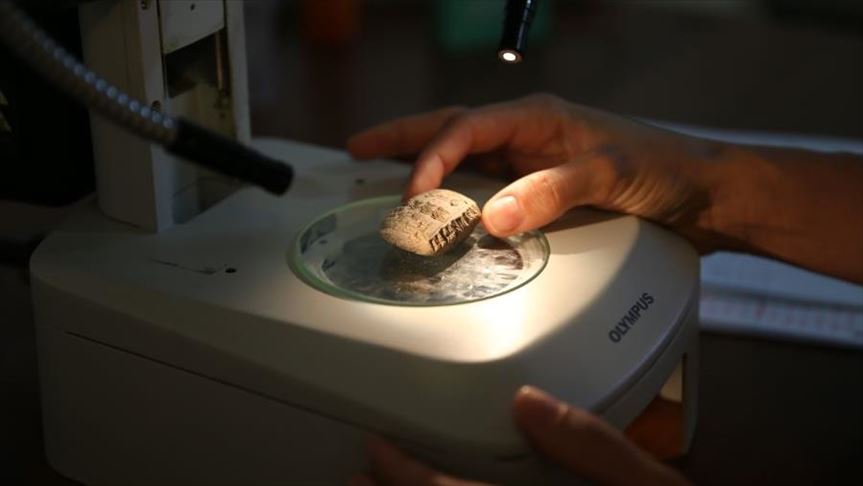 تعود لـ3 آلاف عام.. تركيا تكشف عن لوحة أثرية تاريخية (شاهد) 1