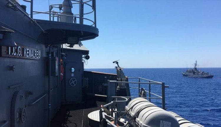 فرقاطة وسفينة حربية تتبعان للجيش التركي
