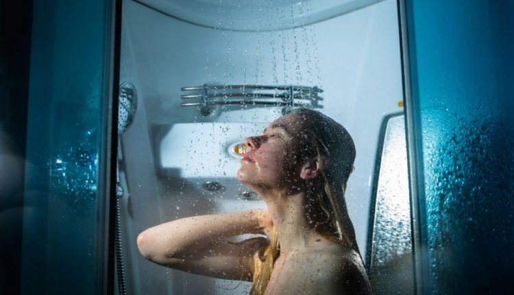 الغناء أثناء الوقوف تحت دش الحمام