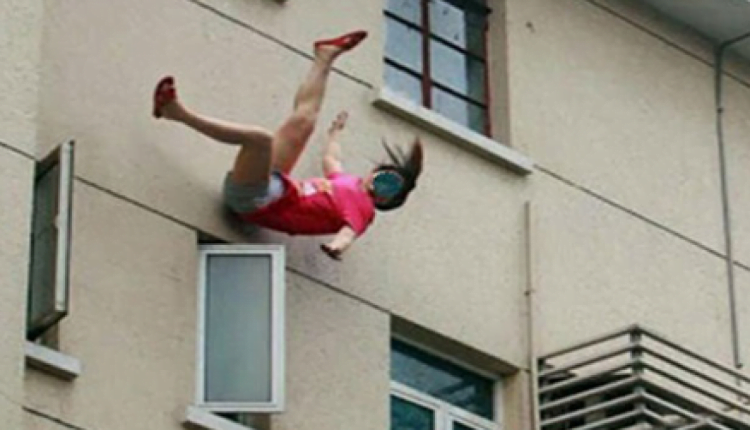 فتاة تلقي خطيبها من العلو