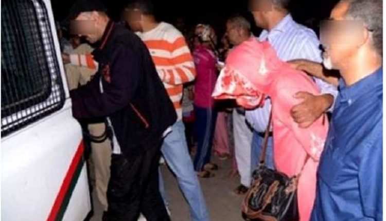 أحضان رجل غريب داخل غرفة نومها