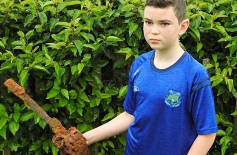 طفل يكتشف كنزا تاريخيا 21