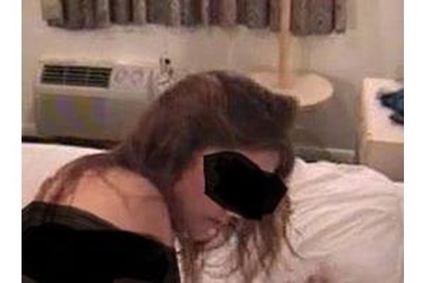 عارية تمامًا.. فنانة شهيرة تصدم الجميع بمشهد مخل مع زميلتها (فيديو) 1