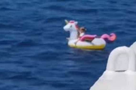 فيديو لا يصدق.. تفاصيل العثور على طفلة تائهة في عرض البحر 2