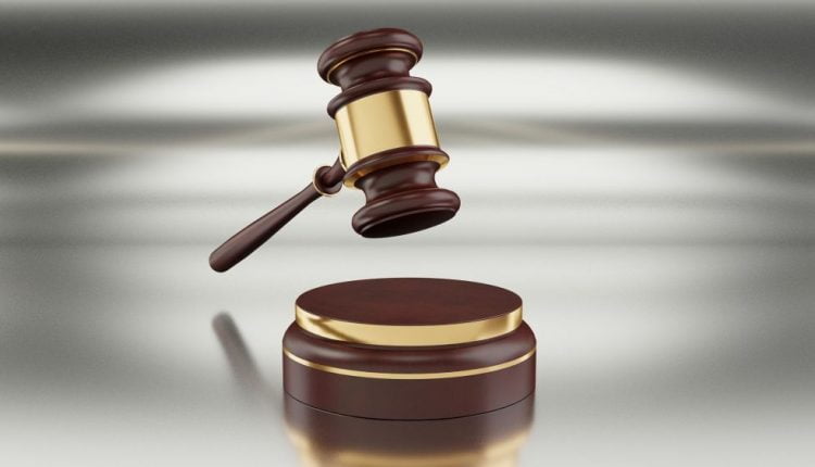 قاضٍ يصدم فتاة بقراره