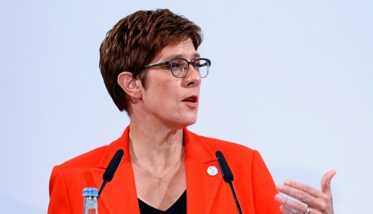 وزيرة الدفاع الألمانية