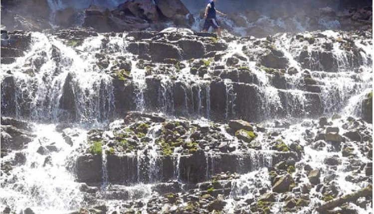 رجل يلقي زوجته في النهر