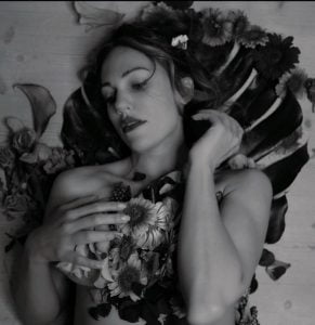 مريم أوزرلي تغطي صدرها بالورود فقط بأحدث جلسة تصوير "جريئة" 3