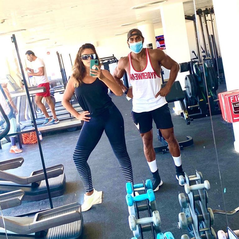 ياسمين عبد العزيز ترد على انباء حملها بطريفتها الخاصة (صور) 1