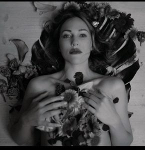 مريم أوزرلي تغطي صدرها بالورود فقط بأحدث جلسة تصوير "جريئة" 1