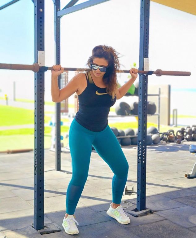 ياسمين عبد العزيز ترد على انباء حملها بطريفتها الخاصة (صور) 3