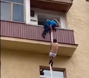 “شاهد” عاد الزوج لبيته فتفاجئ بزوجته في أحضان عشيقها.. ما حدث في هذا المقطع لا يُصدّق!!