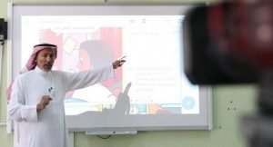 “شاهد” طفل سعودي يظهر عضوه الذكري لمعلمه أثناء التعليم عن بُعد.. والده وأشقاؤه يضحكون على فعلته!