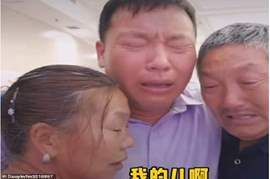 فيديو مبكي.. الابن المختطف يعود لوالديه بعد 40 عامًا