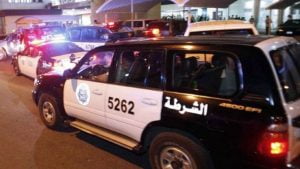 بينهم ضابط شرطة.. قوات الأمن بالكويت صُدموا بما عثروا عليه داخل سيارة بداخلها شباب وبنات!