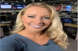 مذيعة تحطم زجاجة بيرة فوق رأس رجل أثناء نقاش سياسي