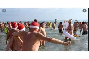 إصابة 7 آلاف شخص بكورونا في منتجع للعراة (صور)