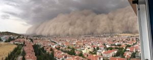 عاصفة رملية تضرب وسط أنقرة وتسبب إضرار (صور)
