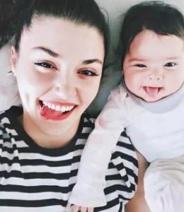 هاندا أرتشيل​ تقضي وقتها مع ابنة أختها (فيديو)