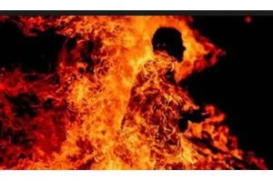 يحرق عيادة طبية بعد رفض علاجه