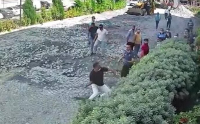 هجوم بلطجي على مكان عمل في اسطنبول في وضح النهار (فيديو)