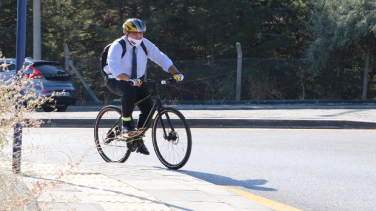 شاهد كيف ذهب نائب وزير الخارجية التركي إلى عمله اليوم! 1