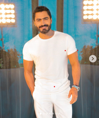 كيف أصبح مظهر تامر حسني بعد عمليات التجميل.. موجة جدل واسعة (صورة) 1